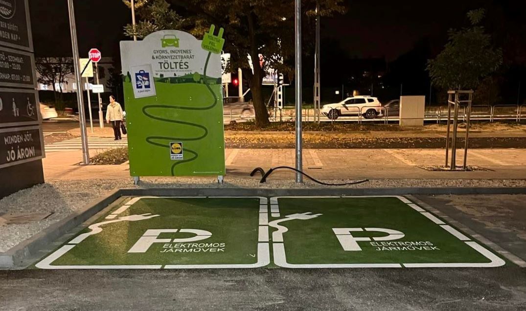 Zöld alapú, elektromos járműveknek fenntartott parkolóhelyek felfestése töltőállomásnál