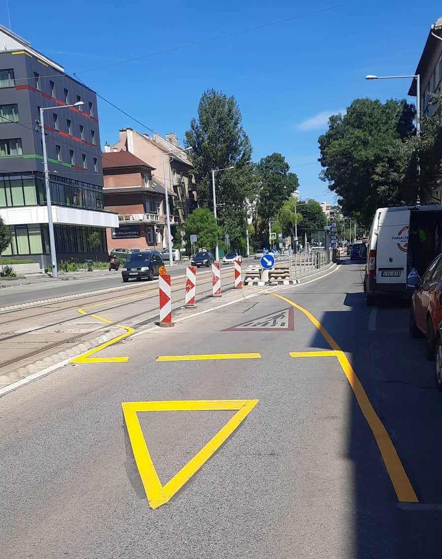 Ideiglenes sárga útburkolati jelek és elsőbbségadás jel útépítésnél