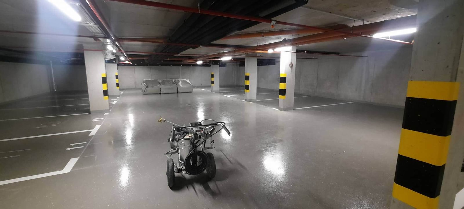Mélygarázs parkolóhelyeinek felfestése festőgéppel